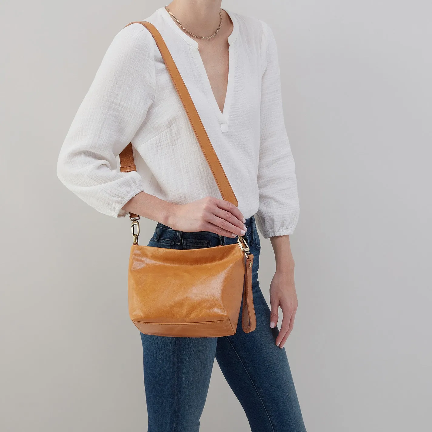 Ashe Crossbody In Polished Leather - Light Grey