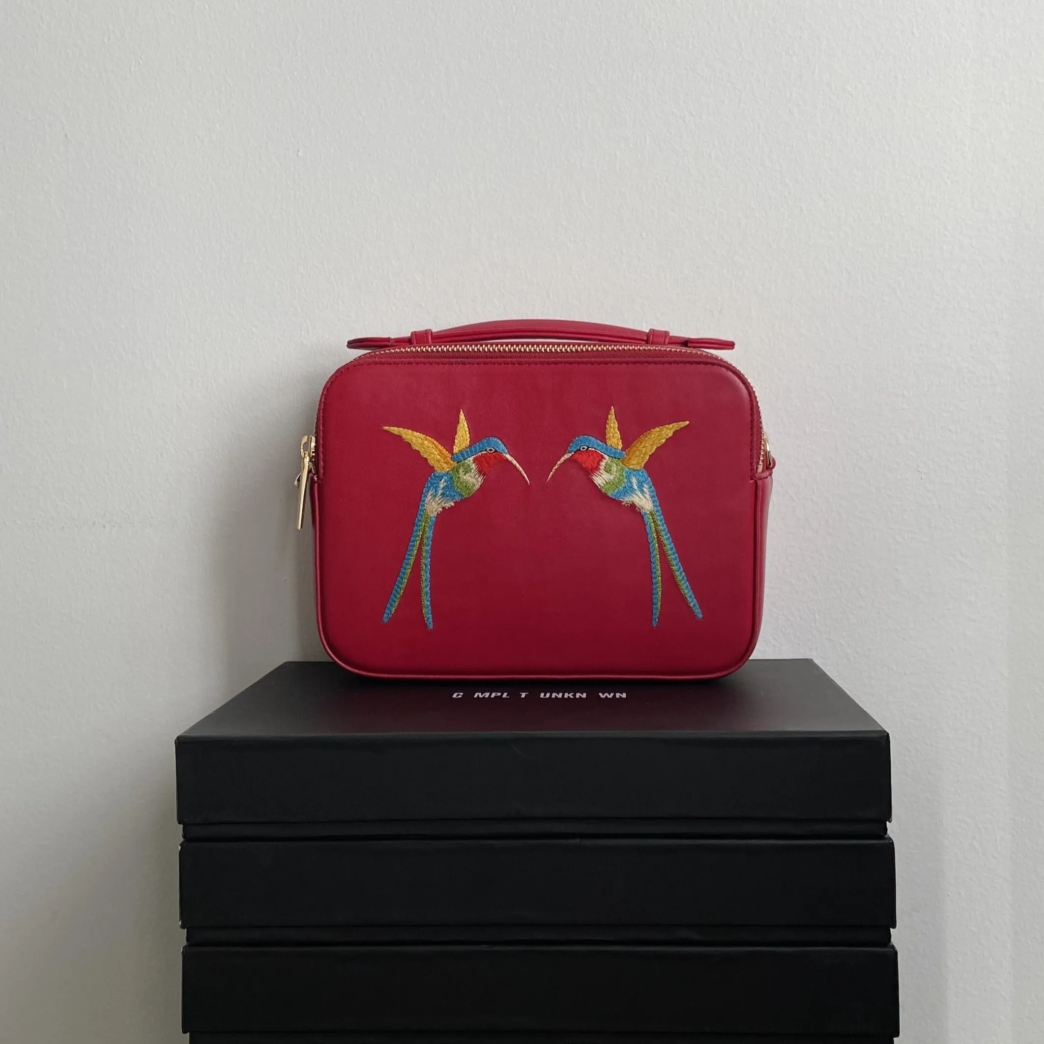 HUMMINGBIRD EMBROIDERED CROSSBODY BAG (RED)