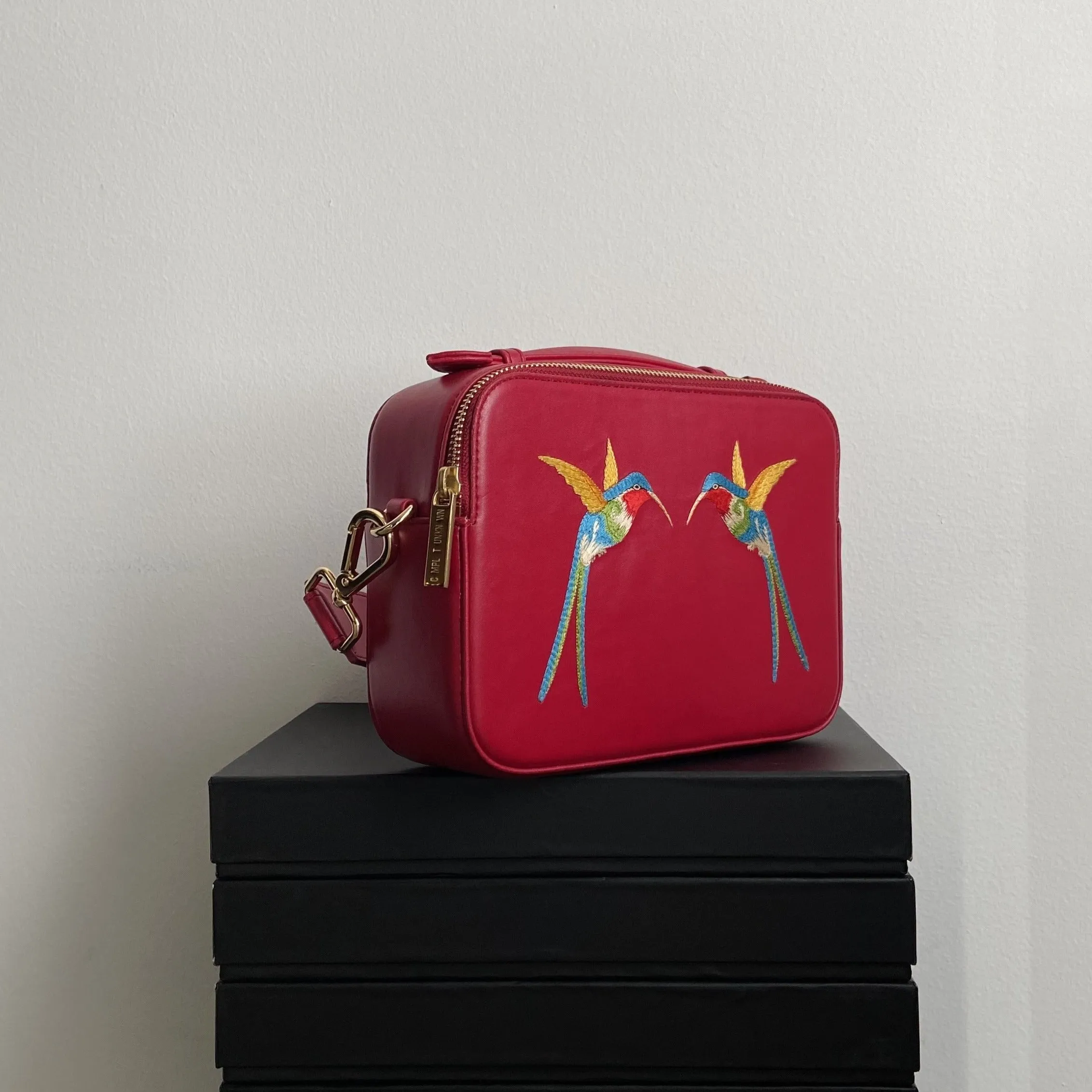 HUMMINGBIRD EMBROIDERED CROSSBODY BAG (RED)