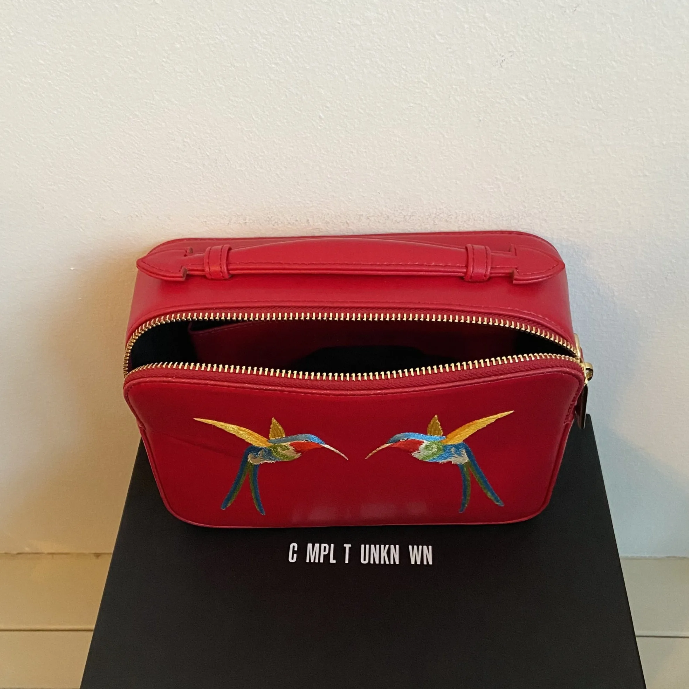 HUMMINGBIRD EMBROIDERED CROSSBODY BAG (RED)