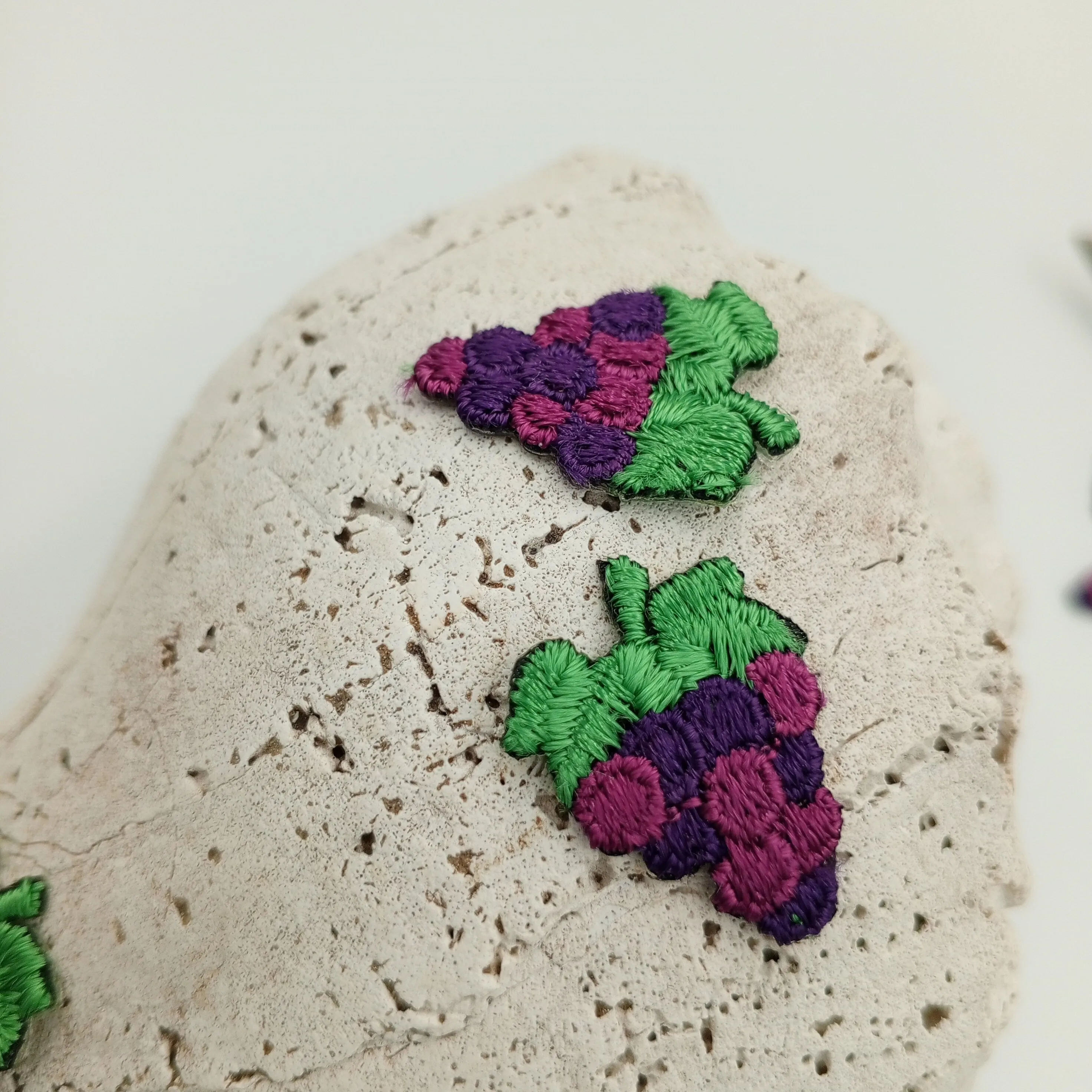Iron on Grapevine Berries Patches Purple Berry Fruit Appliques Embroidery Grape Clusters Patch Motif Embellishments for Bags Jackets #358